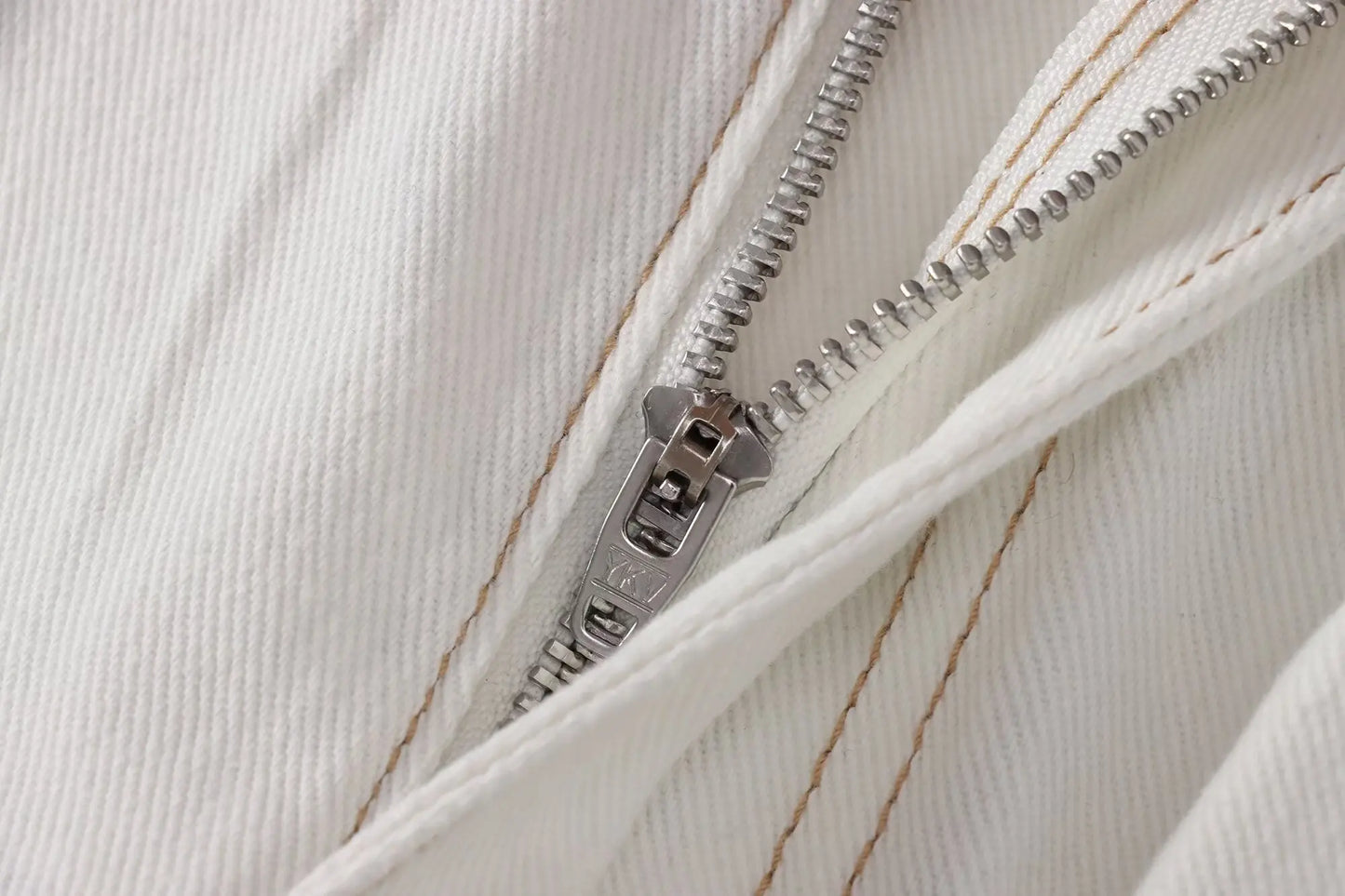 Maxdutti Vintage Loose Mom White High Waist Jeans Wide Leg Jeans Women With Contrasting Stitching Casual Trousers