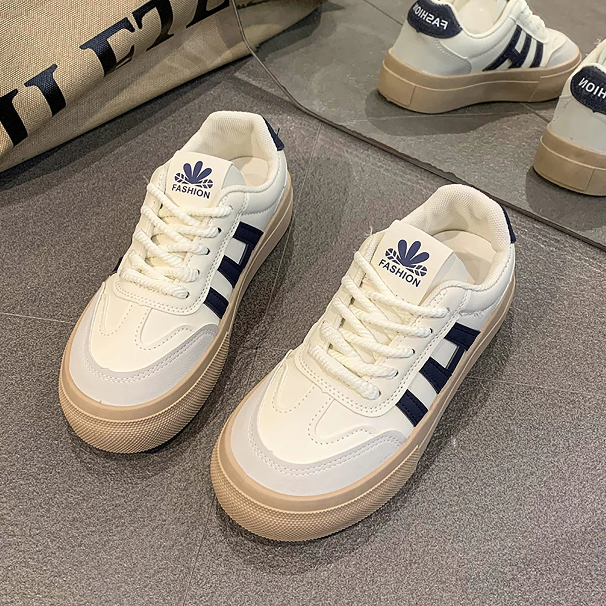 Women Outdoor Trainers Platform Shoes Height Increasing Chunky Sneakers Training Women Black White Frosted Leather Casual Shoes