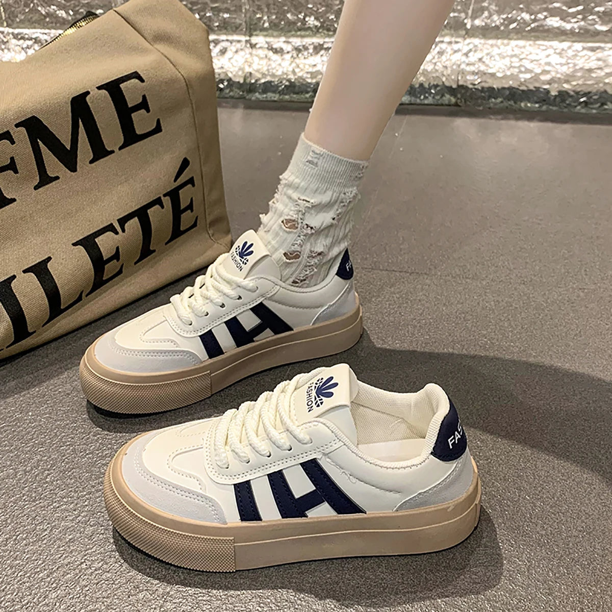 Women Outdoor Trainers Platform Shoes Height Increasing Chunky Sneakers Training Women Black White Frosted Leather Casual Shoes